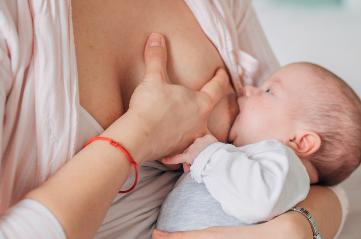 Colostrum : tout savoir sur le premier lait maternel et ses bienfaits